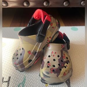 CROCS - Kid's Classic All Terrain Camo Clog - Sandals Size 6